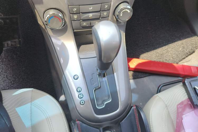 Used Chevrolet Cruze 2015 1.5L Classic SE AT Gear Lever