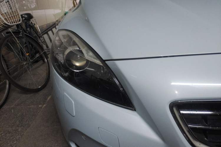 Used Volvo V40 2014 2.0T Zhiya Edition Right Front Headlight