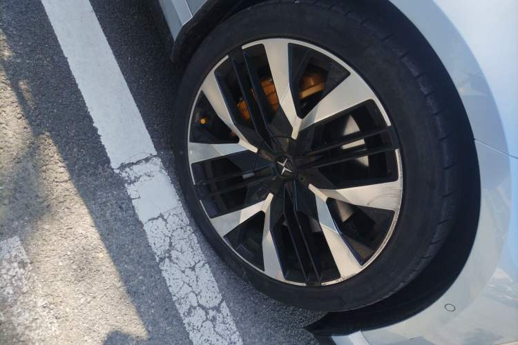 Used Polestar 4 2024 Dual-Motor Long-Range PLUS Dual-Star Connectivity Edition Right Front Wheel Hub