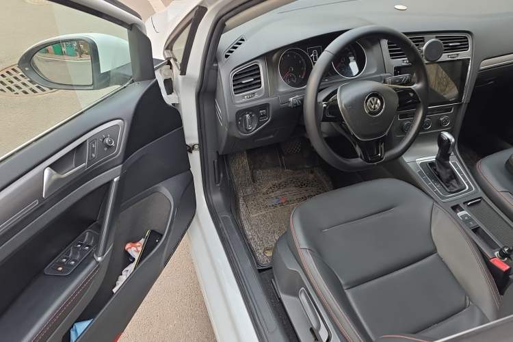 Used Volkswagen Golf 2015 1.4TSI Automatic Comfort Model Driver Seat