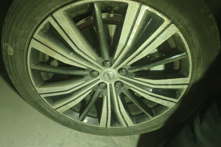 Used Volvo XC60 New Energy 2022 T8 Plug-in Hybrid All-Wheel Drive Smart Luxury Edition Right Front Wheel Hub