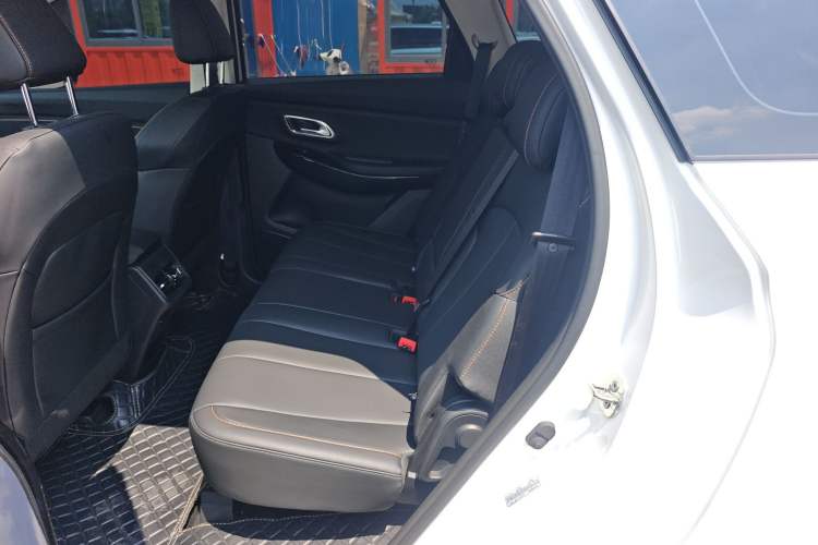 Used CHANGAN OSHAN X7 PLUS 2023 Enjoy Edition 1.5T Automatic Prestige 7-Seater Left Rear Seat