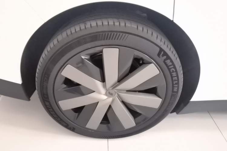 Used Li Auto i6 2025 Model Four-Wheel-Drive Standard Type

