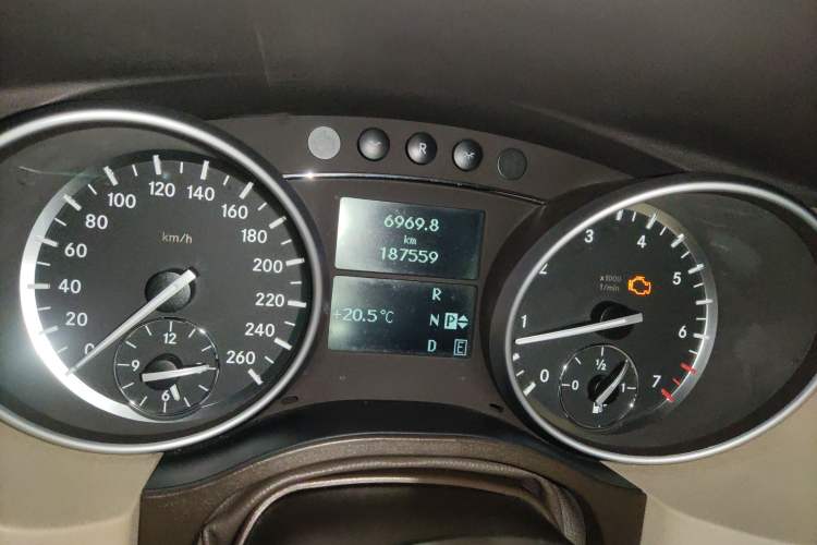 Used Mercedes-Benz R-Class 2010 R 350 L 4MATIC Odometer Close Up