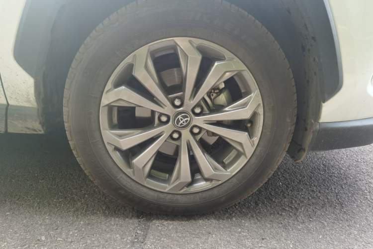 Used Toyota RAV4 2023 2.0L CVT Two-Wheel Drive 20th Anniversary Platinum Edition Right Front Wheel Hub