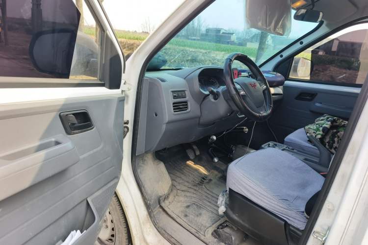 Used Wuling Yangguang 2024 300KM Comfort Version Passenger Van 75kW
