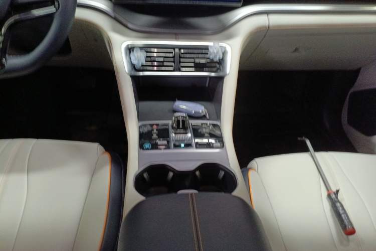 Used BYD Song PLUS New Energy 2023 Champion Edition DM-i 110KM Flagship Model Gear Lever