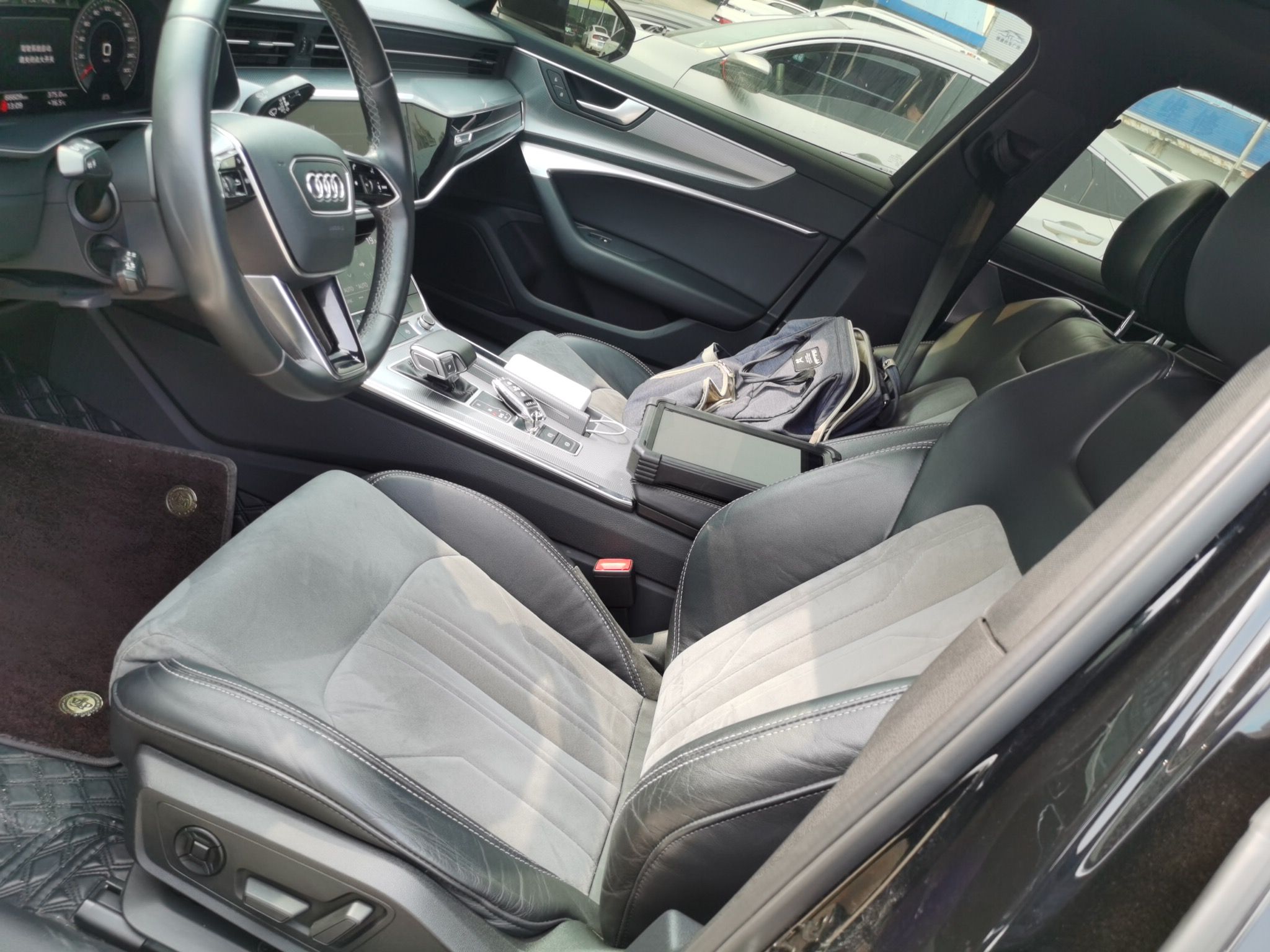 المقاعد الأمامية داخل السيارة