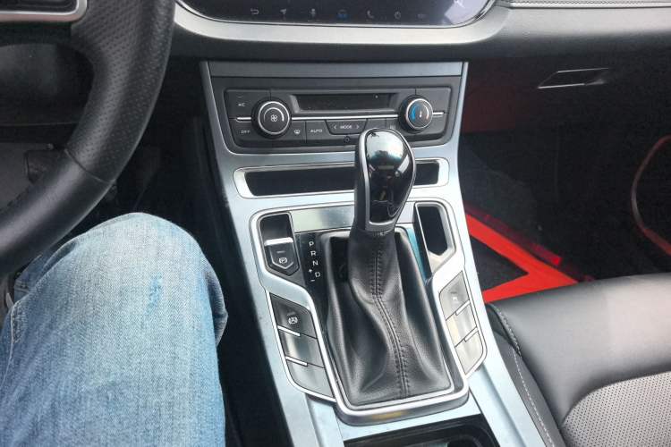 Used Geely Auto Emgrand 2018 1.5L CVT Upward Connect Edition Audio And AC Panel