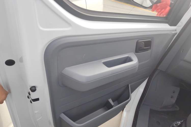 Used Wuling Yangguang 2024 300KM Comfort Version Passenger Van 75kW