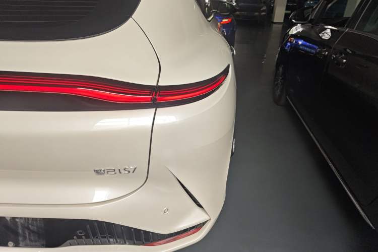 Used IM LS7 2023 77 kWh Urban Fit Rear-Wheel Drive Right Rear Taillight