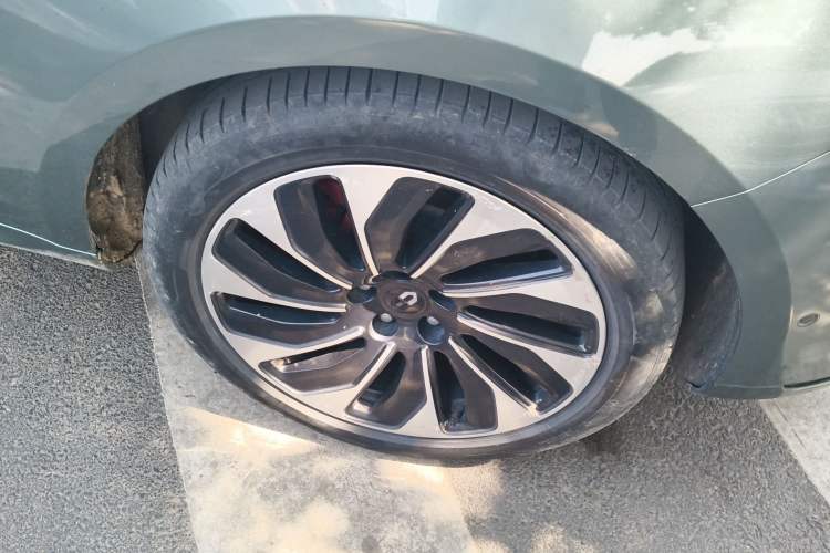 Used Hima AITO M5 2022 Range-Extended Rear-Drive Standard Version Right Front Wheel Hub