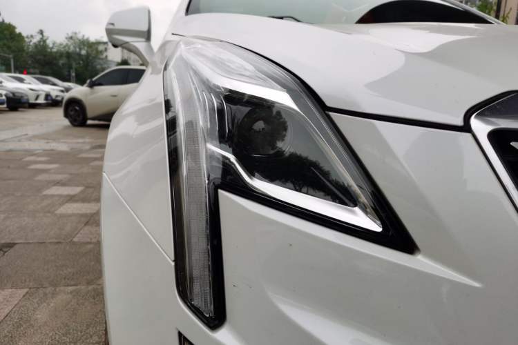 Used Cadillac XT5 2020 28T Luxury Version Right Front Headlight