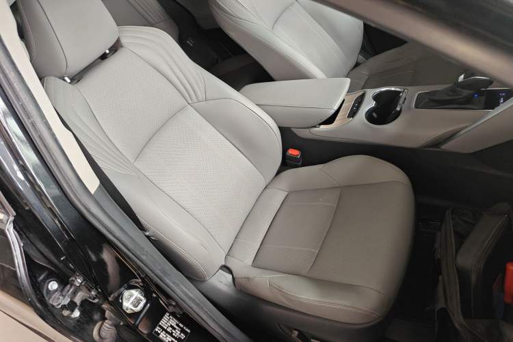 Used Toyota Harrier 2022 2.0L CVT Two-Wheel Drive Deluxe Edition
