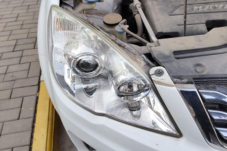 Used Haval H6 2015 Upgraded Model 1.5T Manual Two-Wheel Drive Elite Version Right Front Headlight