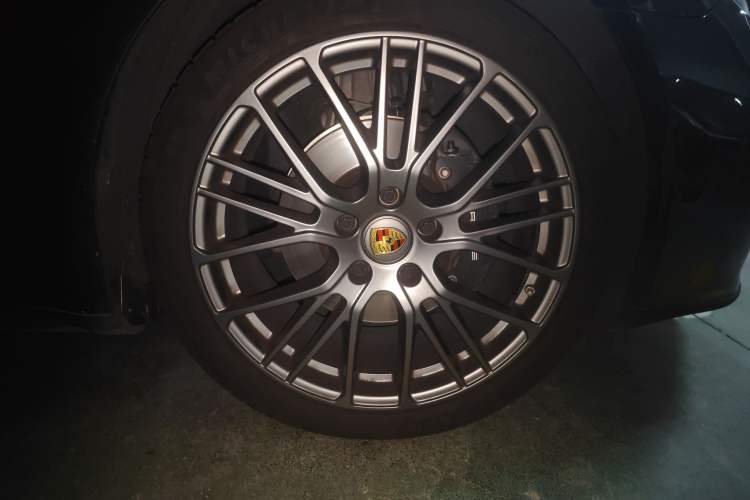 Used Porsche Panamera 2023 Panamera Executive Long Wheelbase Platinum Edition 2.9T Right Front Wheel Hub