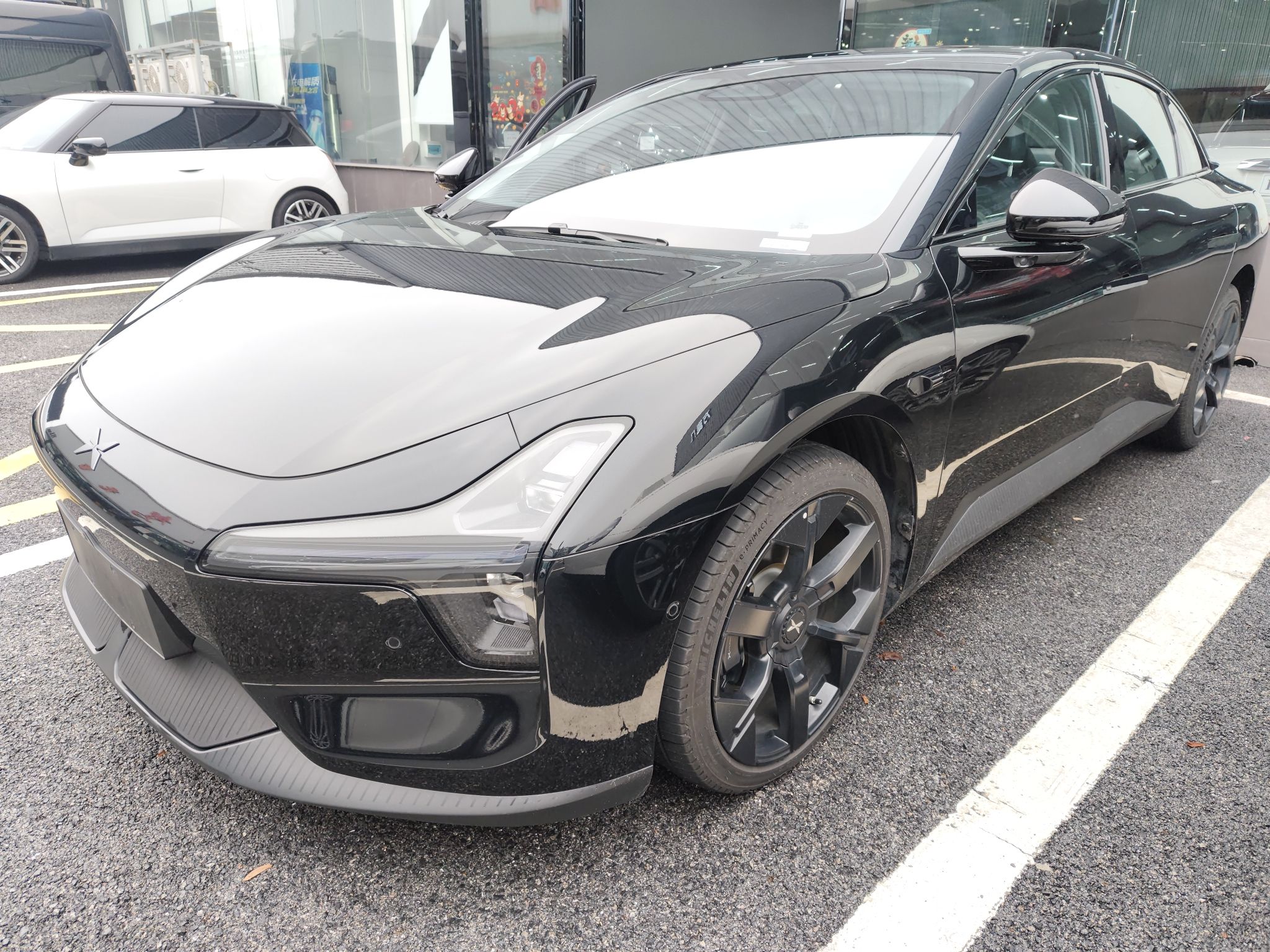 Под передней частью автомобиля