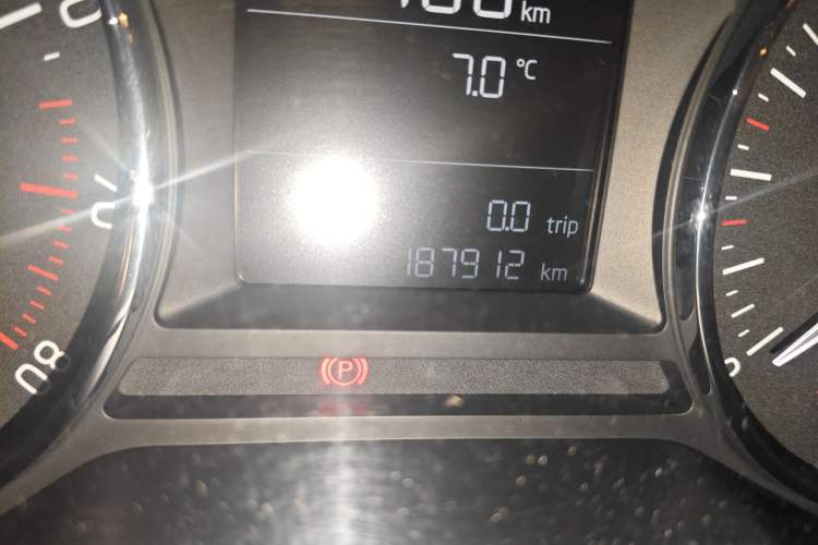 Used Skoda Octavia 2015 1.6L Manual Yijie Edition Odometer Close Up