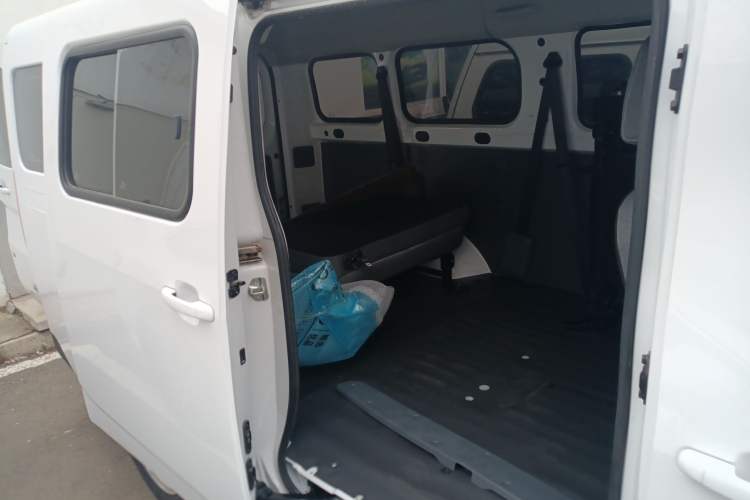 Used Wuling Yangguang 2024 300KM Comfort Version Passenger Van 75kW Left Rear Seat