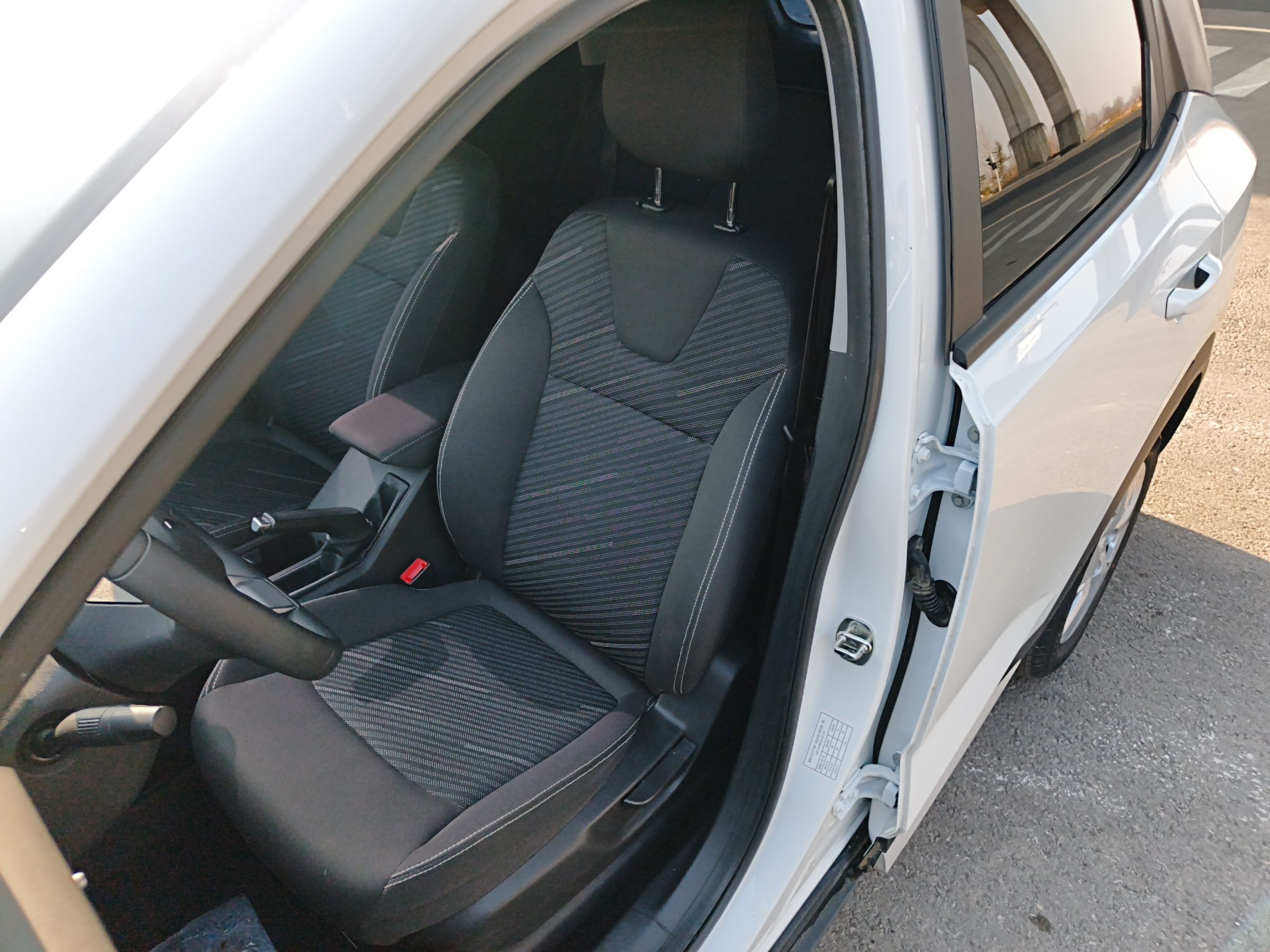 Переднее сиденье в автомобиле