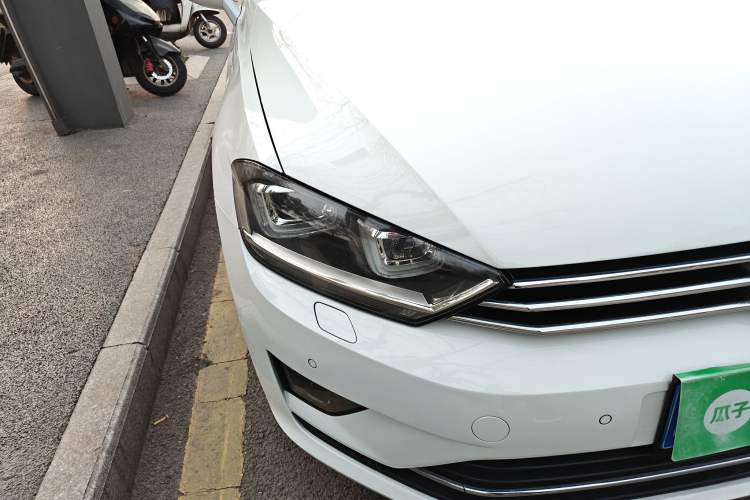 Used Volkswagen Golf 2015 1.4TSI Sportsvan Right Front Headlight