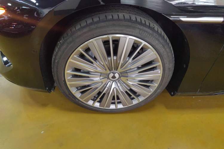 Used Denza Z9 2024 1100 km All-Wheel-Drive Ultra Version
