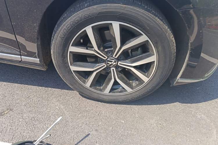 Used Volkswagen Magotan 2020 280TSI DSG Comfort Edition Right Front Wheel Hub