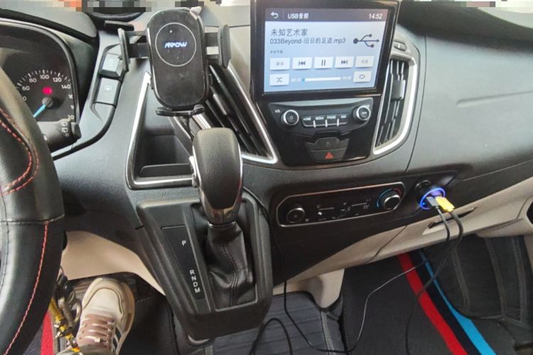 Used Ford Tourneo Custom 2017 2.0T Automatic Elite Version Audio And AC Panel