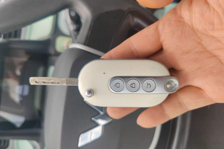 Used Wuling Hongguang MINIEV 2022 Macaron Premium Model – Lithium Iron Phosphate Vehicle Key