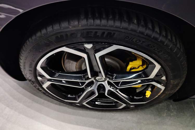 Used Xiaomi Auto SU7 2024 Rear-Drive Ultra-Long Range Advanced Pro-Level Intelligent Driving Version Right Rear Wheel Hub