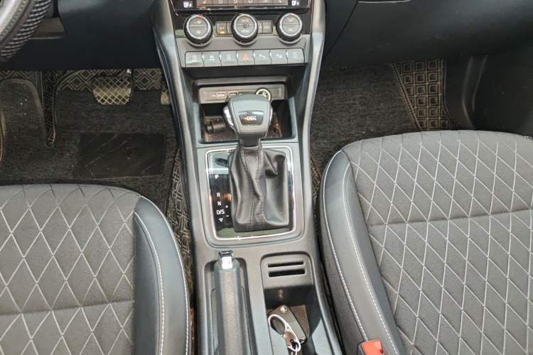 Used Skoda Karoq 2019 TSI280 Smart Drive Deluxe Edition China VI Standard Gear Lever