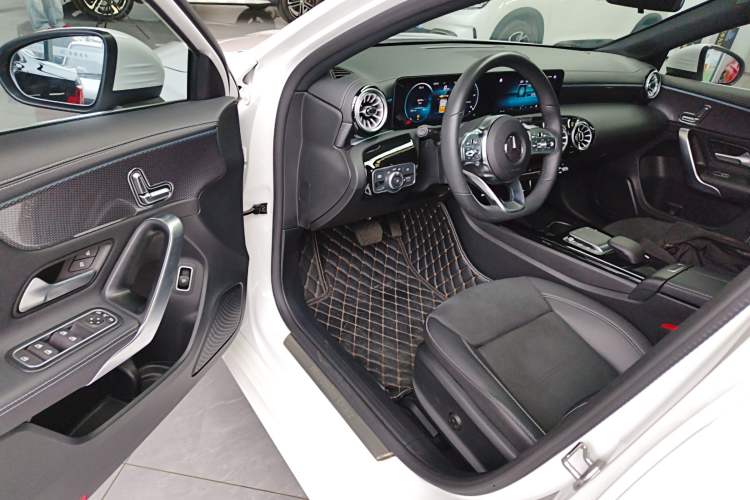 Used Mercedes-Benz A-Class 2022 Revised Version A 200 L Sport Sedan Fashionable Style
