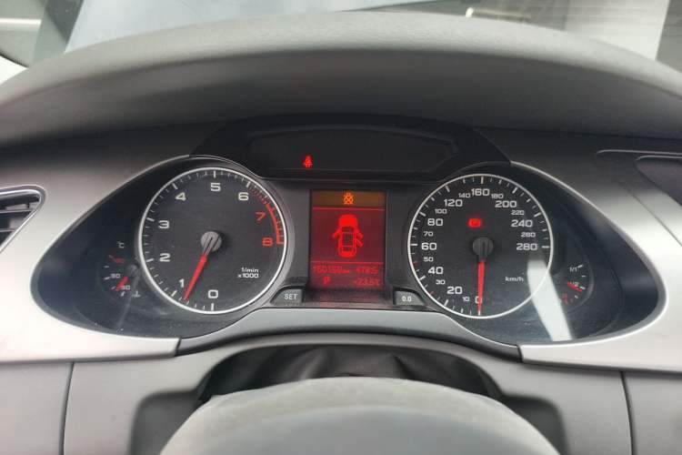 Used Audi A4L 2012 2.0 TFSI automatic Comfort trim level
