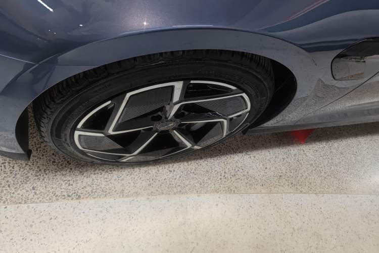 Used BYD Seal 2022 700 km Long-Range Rear-Wheel-Drive Version Left Front Wheel Hub