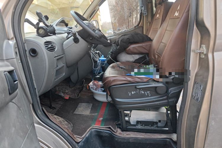 Used SAIC MAXUS Xintu V80 2017 2.5T AMT Aoyuntong National V Short Wheelbase Mid-Roof 5/6/10-Seater
