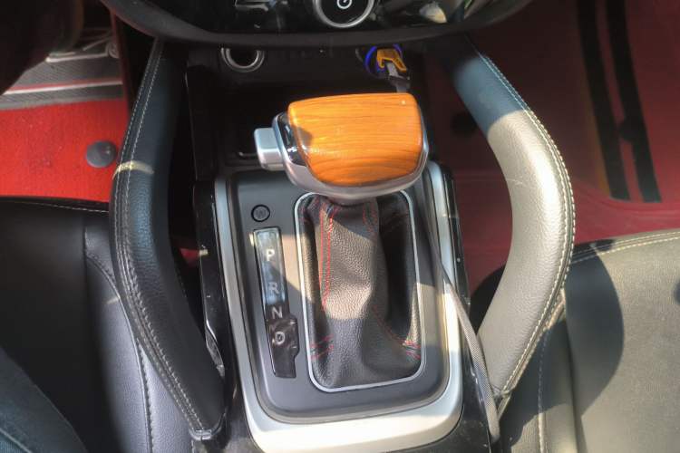 Used Zotye SR7 2016 1.5T CVT Cube Heart Edition China V Standard Gear Lever