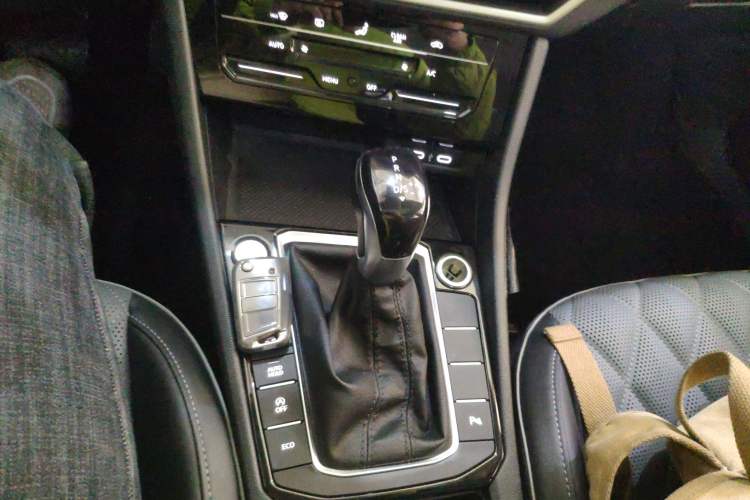 Used Volkswagen Sagitar 2023 280TSI DSG Excellence Edition Gear Lever