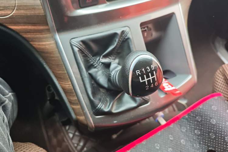 Used FORTHING Lingzhi PLUS 2021 2.0L Manual Luxury 7-Seater Gear Lever