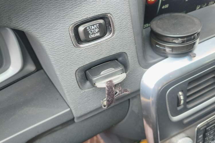 Used Volvo S60 2014 S60L 2.0T Zhiyuan Edition
