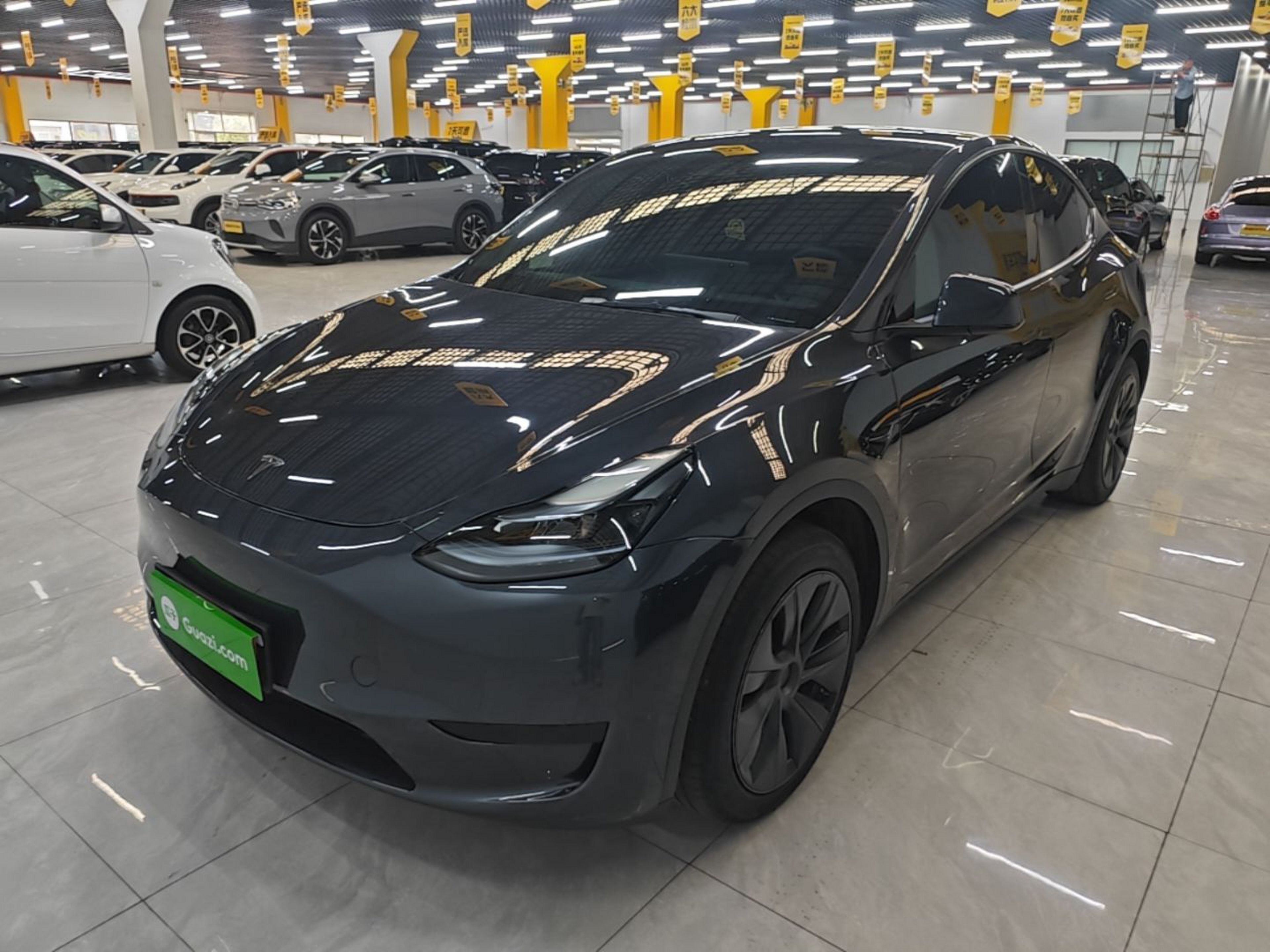Под передней частью автомобиля