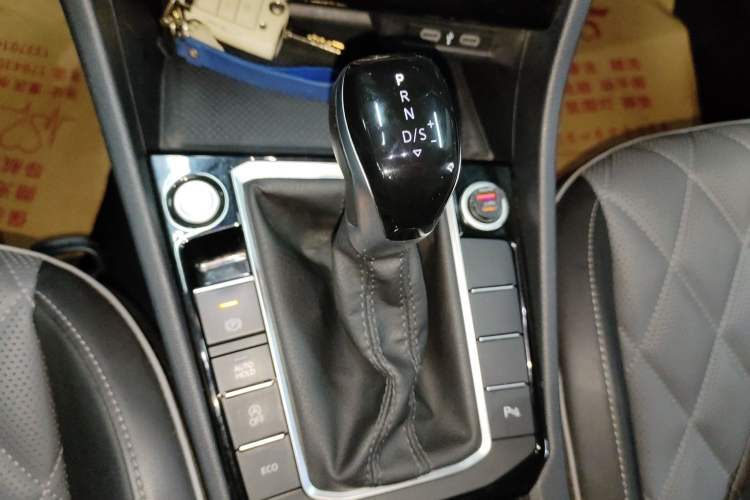 Used Volkswagen Sagitar 2025 300TSI DSG Excellence Edition Gear Lever