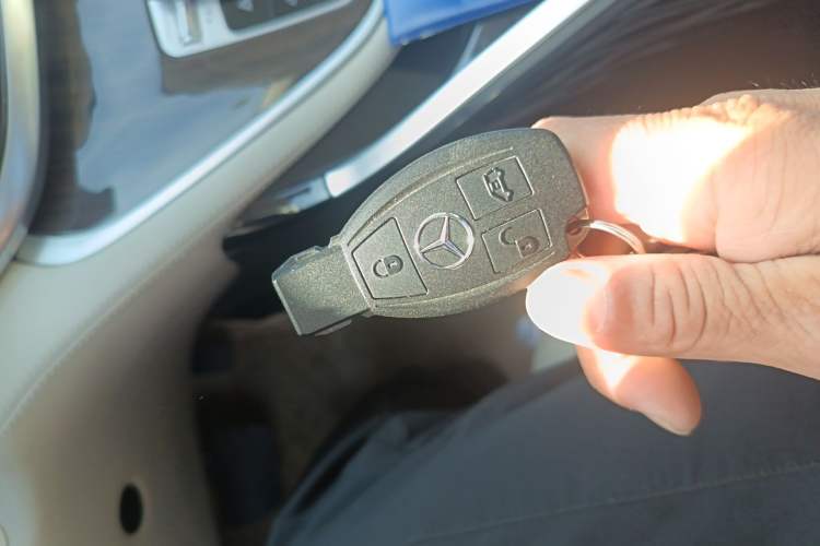 Used Mercedes-Benz Vito 2023 2.0T Elite Version 7 Seats Vehicle Key