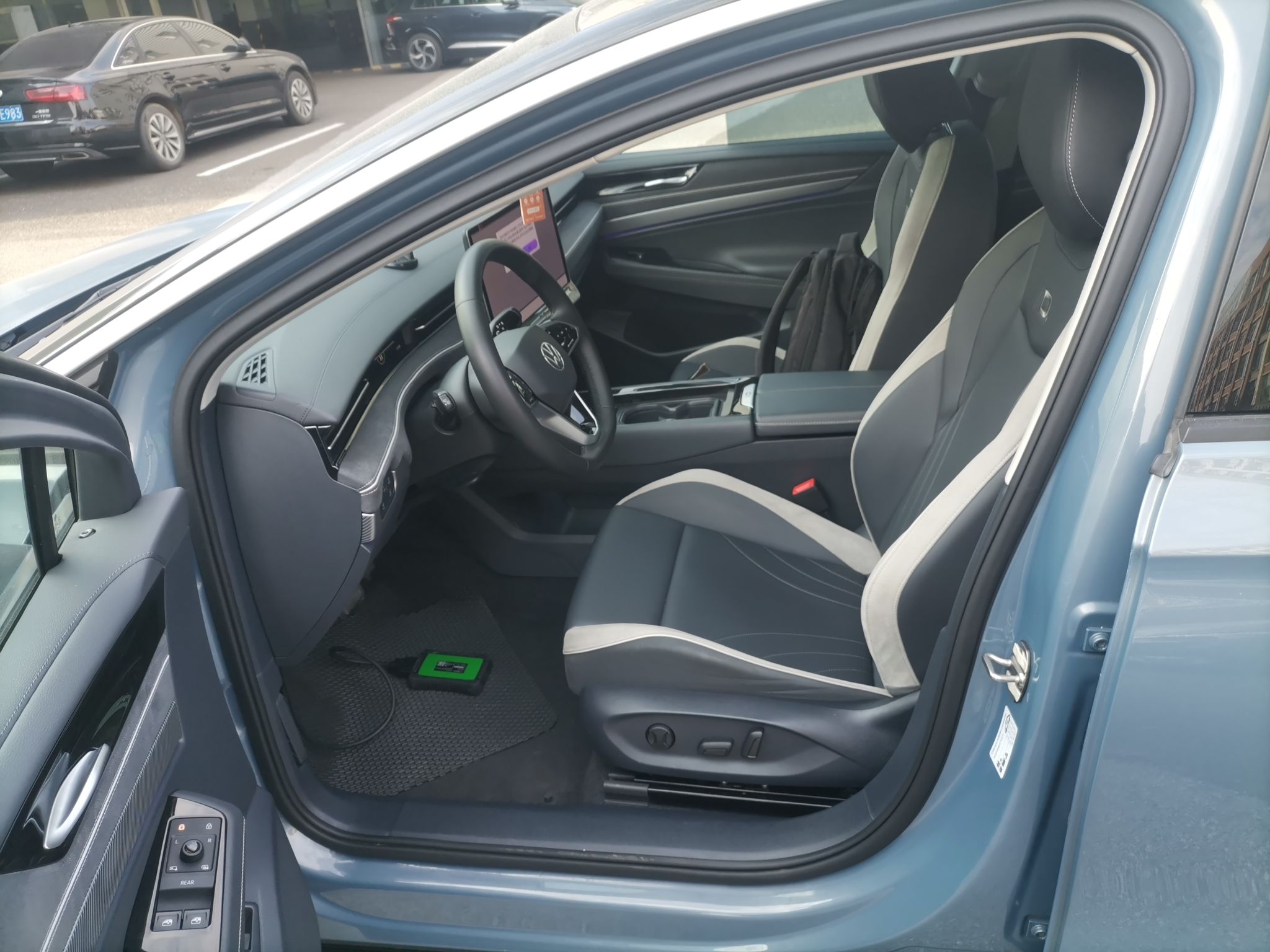 Переднее сиденье в автомобиле