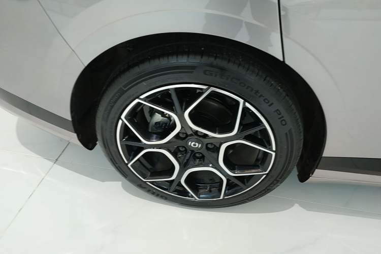 Used CHANGAN NEVO A07 2025 Blue Whale Pure Electric Version 625 Luxury Model Right Rear Wheel Hub