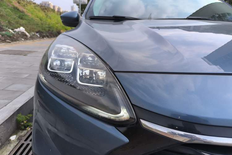 Used Ford Escape 2020 EcoBoost 245 Two-Wheel-Drive Titanium Edition Right Front Headlight