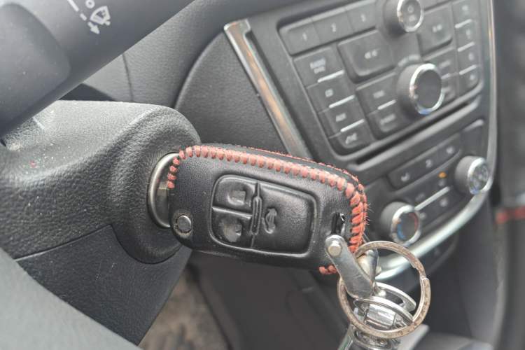 Used Buick Encore 2015 1.4T Automatic Two-Wheel Drive Urban Elite Version Interior 1