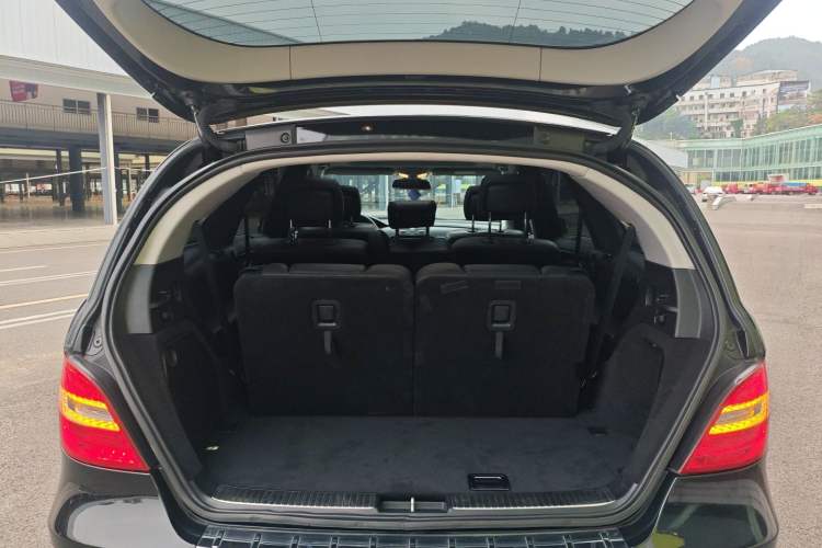 Used Mercedes-Benz R-Class 2017 R 320 4MATIC Business Edition Prestige Model Trunk