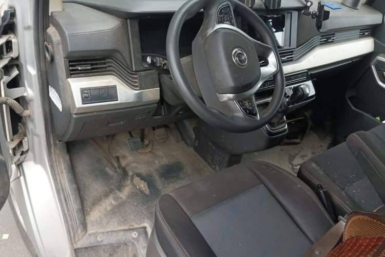 Used Dongfeng Yufeng 2023 V9+ 2.3T Manual Rear-Drive Van Long Wheelbase Mid-Roof Design 3-Seater
