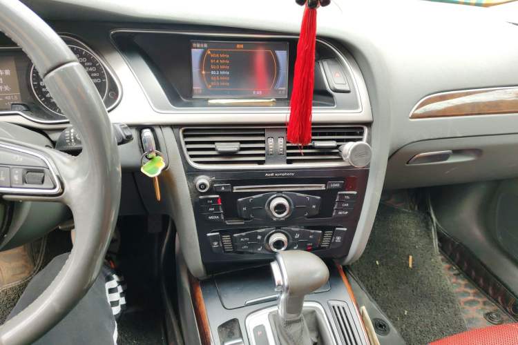 Used Audi A4L 2013 35 TFSI Automatic Standard Model Audio And AC Panel