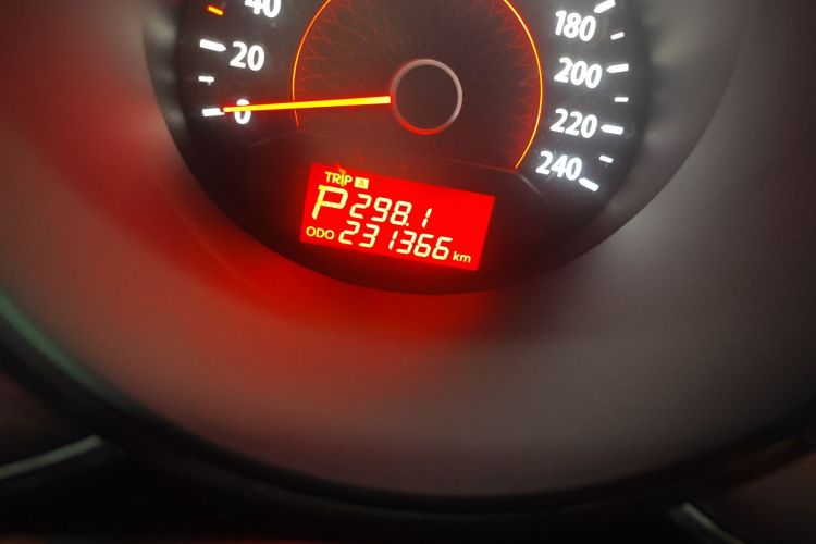 Used Kia Sorento 2009 2.4L Comfort Edition Odometer Close Up